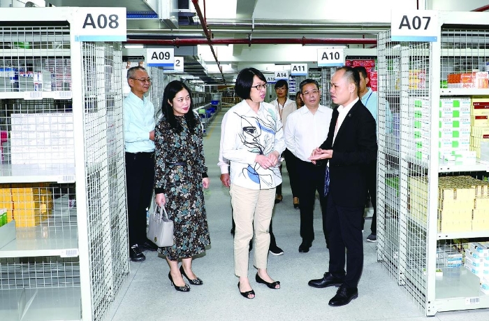 廣西壯族自治區藥監局局長文東旭（中）帶領檢查組深入藥品批發企業儲存庫檢查。