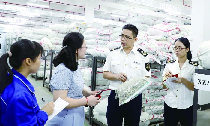 藥品生產監管人員深入藥企開展中藥飲片質量集中整治專項檢查。