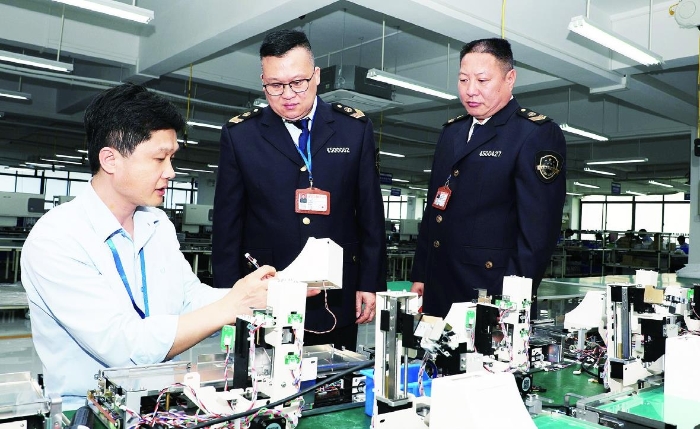 醫療器械監管人員深入醫療器械生產車間開展質量安全監督檢查。