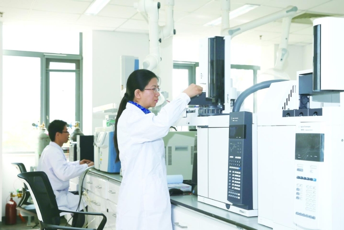 中檢院化學藥品檢定所工作人員正在進行檢驗檢測工作。