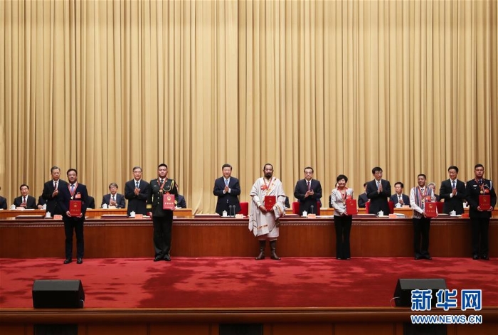 2.習近平等向受表彰的模范集體和模范個人代表頒獎。