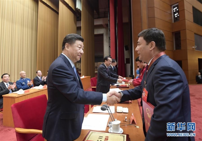 4.9月27日，全國民族團結進步表彰大會在北京舉行。這是習近平等向受表彰的模范集體和模范個人代表頒獎。 新華社記者 李學仁 攝