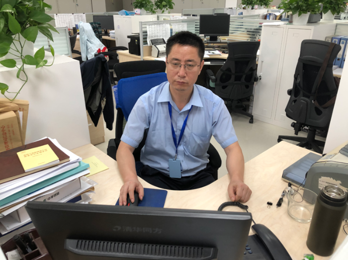 圖為孫紅在日常辦公。