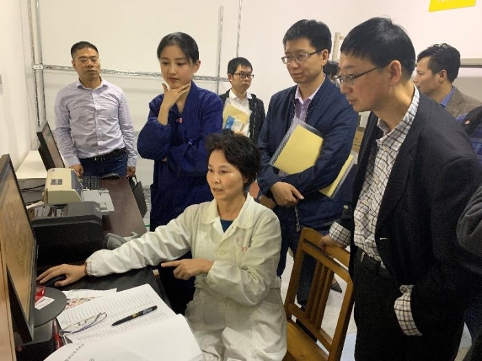 圖為參會(huì)人員參觀金華市中心醫(yī)院了解其信息化建設(shè)情況。何璇 攝