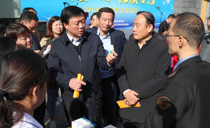 圖為參加活動的領導在現場視察。（趙光 攝）.j.png