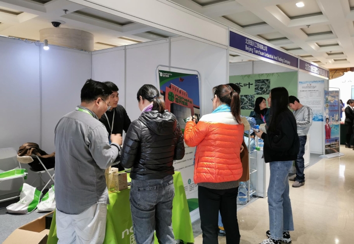 圖為參會代表在展覽區參觀、交流。 圖為參會代表在展覽區參觀、交流。