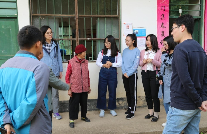 在武當鎮崗上村進行精準扶貧專項調研并慰問4戶貧困戶