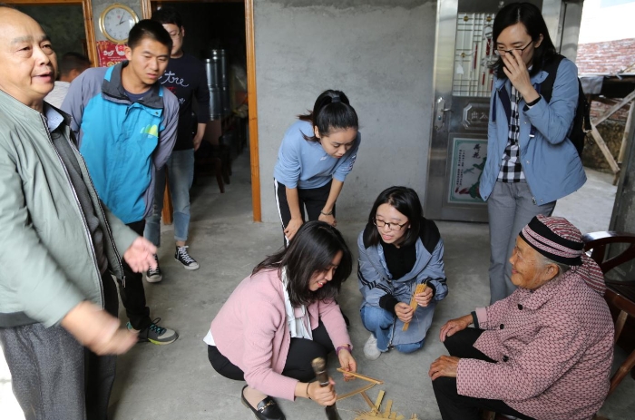 在武當鎮崗上村進行精準扶貧專項調研并慰問4戶貧困戶.