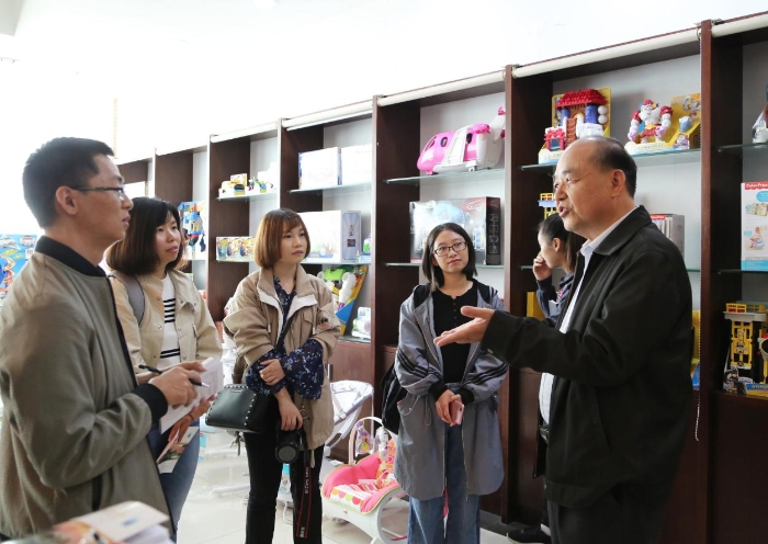 走訪龍南經濟技術開發區勤業科技、匯森家具等出口型代工企業了解龍南工業發展情況。