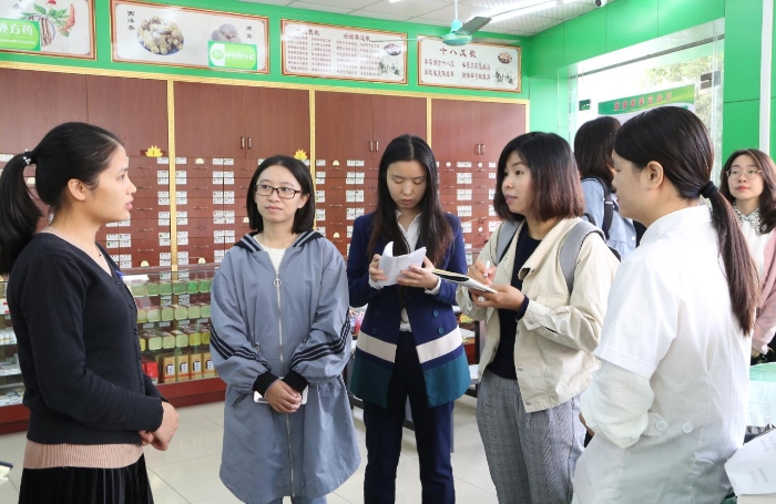 走訪華爾康連鎖藥店，了解執業藥師是否在崗、處方藥銷售等情況