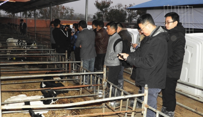 09 圖為國家藥典委員會一行調研臨泉縣王氏牧業有限公司。(記者 蔣守福 攝).JPG 09 圖為國家藥典委員會一行調研臨泉縣王氏牧業有限公司。(記者 蔣守福 攝).JPG
