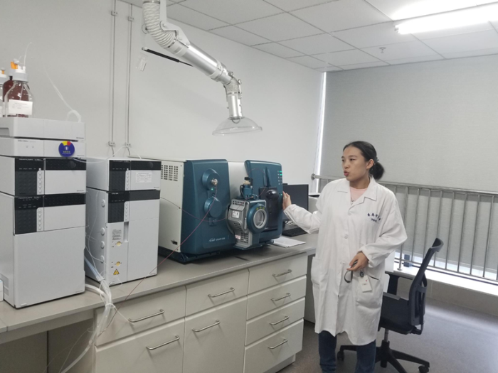 珠海市食品藥品檢驗所藥品室主任熊瑛向采訪團介紹該所先進設(shè)備