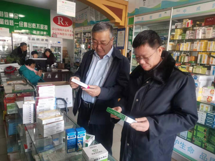 呼和浩特市市場監督管理局執法人員正在檢查藥店銷售藥品。楊燕攝