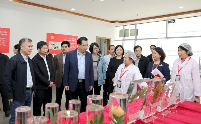 圖為廣西壯族自治區人民政府副主席李彬一行參觀廣西壯族自治區醫療器械檢測中心電磁兼容(EMC)檢測實驗室。(程奇攝) 圖為廣西壯族自治區人民政府副主席李彬一行參觀廣西壯族自治區醫療器械檢測中心電磁兼容(EMC)檢測實驗室。(程奇攝)