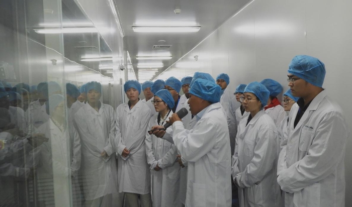 圖為參訓學員參觀玉溪沃森生物技術有限公司生產車間。