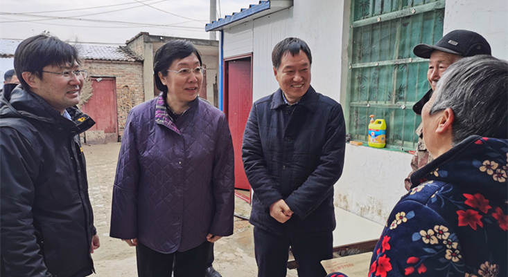 焦紅赴定點扶貧縣慰問調研。 焦紅赴定點扶貧縣慰問調研。