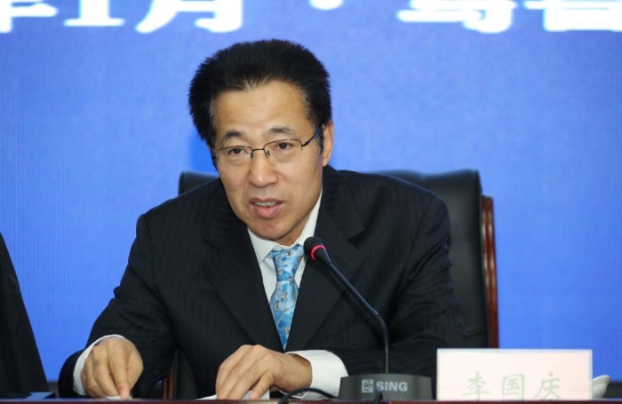 國家藥品監督管理局政策法規司一級巡視員李國慶在培訓班上授課。（馬少賓攝）