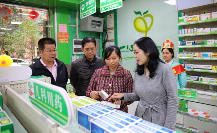 圖為檢查組在藥店進行檢查。（李舒雯攝）