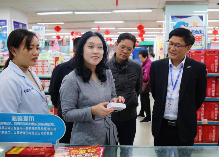 圖為檢查組在藥店進行檢查。李舒雯攝