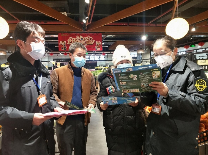 廣西環(huán)江毛南族自治縣市場監(jiān)管人員宣傳疫情防控知識