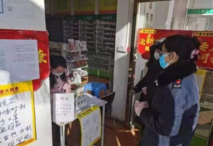 圖為包頭市昆都侖區市場監管局執法人員在一家藥店檢查。（昆都侖區市場監管局供圖）