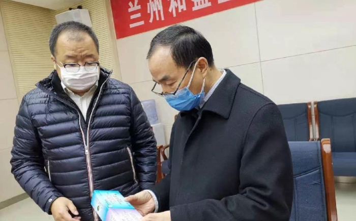 圖為甘肅省藥品監督管理局黨組書記、局長宋保才（右一）在藥品生產企業檢查藥品安全生產情況  甘肅省藥監局供圖