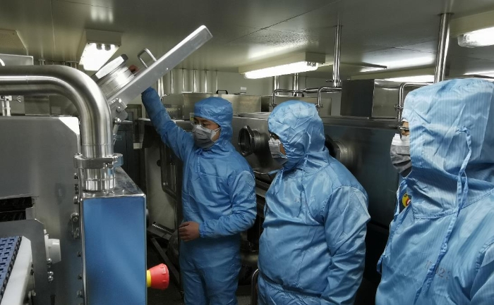 圖為劉文斌與武漢分局工作人員在國藥集團進行武漢血液制品現場檢查。（武漢分局供圖）