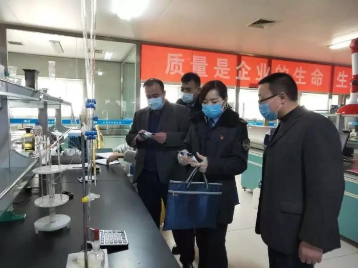 圖為喀什地區市場監管局執法人員正在檢查一家食品生產企業。（趙雅琴 攝）