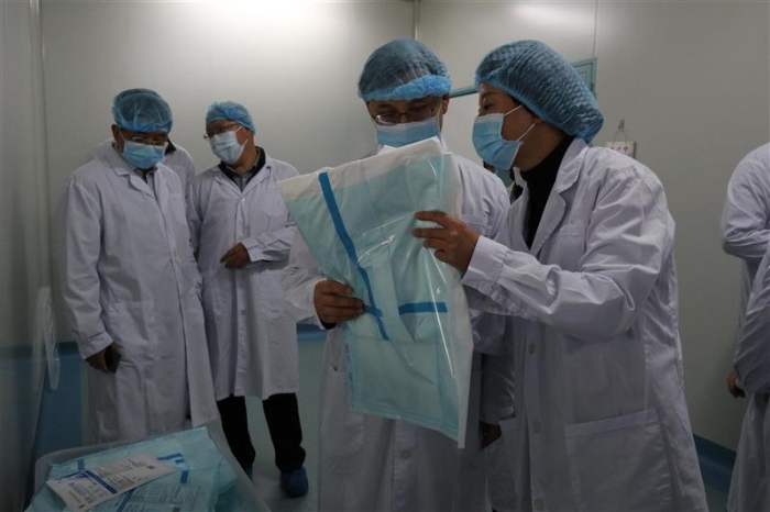 圖為云南省藥監(jiān)局黨組書(shū)記、局長(zhǎng)劉本軍(右二)檢查該企業(yè)生產(chǎn)的醫(yī)用一次性防護(hù)服。(云南省藥監(jiān)局供圖) 圖為云南省藥監(jiān)局黨組書(shū)記、局長(zhǎng)劉本軍(右二)檢查該企業(yè)生產(chǎn)的醫(yī)用一次性防護(hù)服。(云南省藥監(jiān)局供圖)