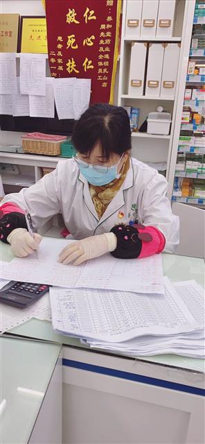 陸萍在統計口罩發放情況。