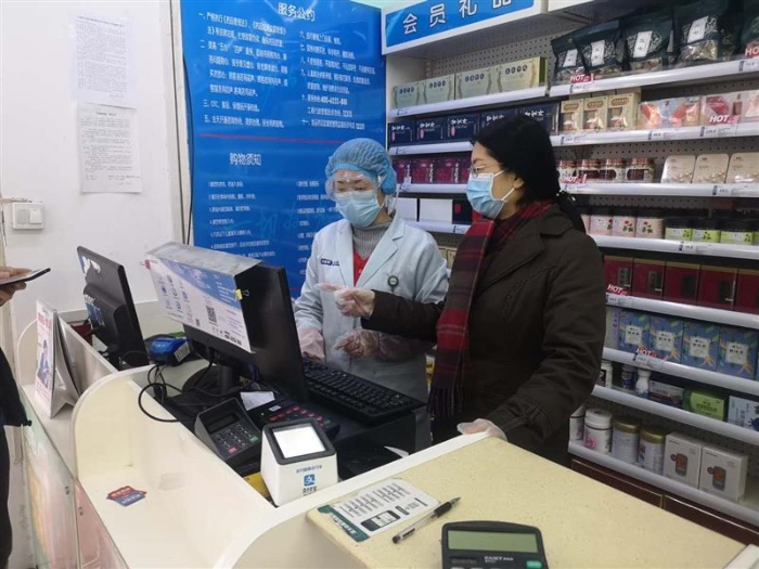 侯惠鳴指導店員做好購銷記錄。2