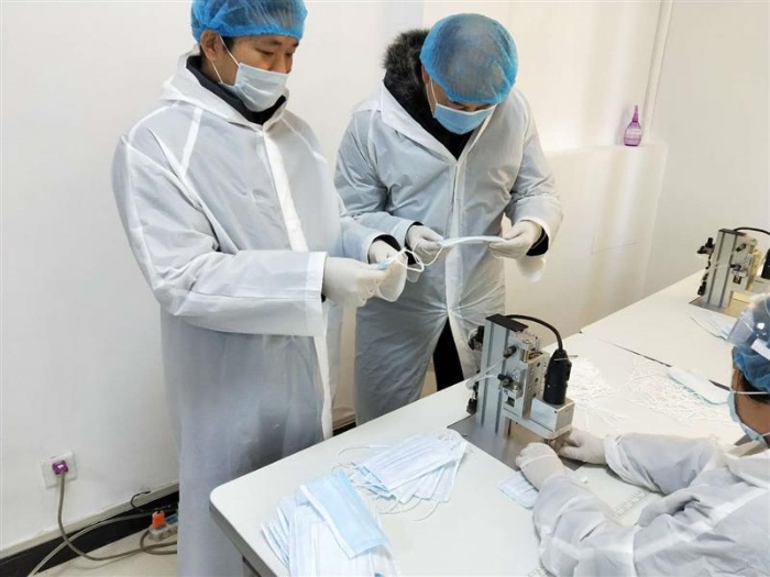 新疆維吾爾自治區藥監局特派員余俊華（左）在企業指導工作，解決企業生產中遇到的難題。（馬少賓 攝）