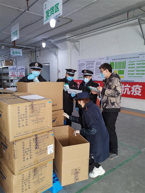 圖為該局執法人員在檢查抗疫產品。