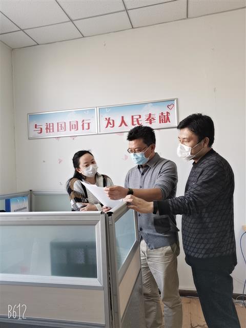 圖為該局工作人員在討論相關抗疫事宜。