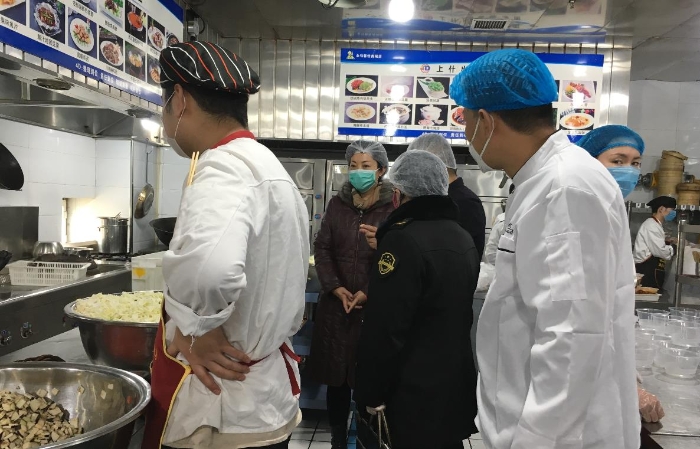 哈密市市場監管人員開展現場檢查。