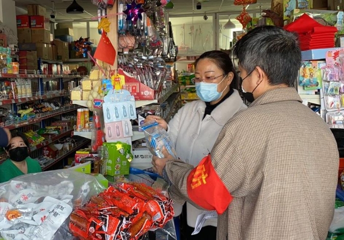 獨山子區市場監管人員開展現場檢查。