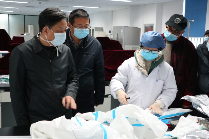 圖為湖北省藥監局鄧小川（左一）帶領武漢分局執法人員對防護用品生產企業進行現場檢查。（湖北省藥監局武漢分局供圖）