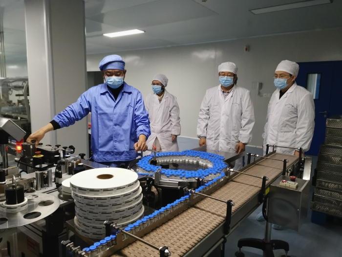 圖為湖北省藥監局武漢分局執法人員在一家藥品生產企業檢查。（湖北省藥監局武漢分局供圖）