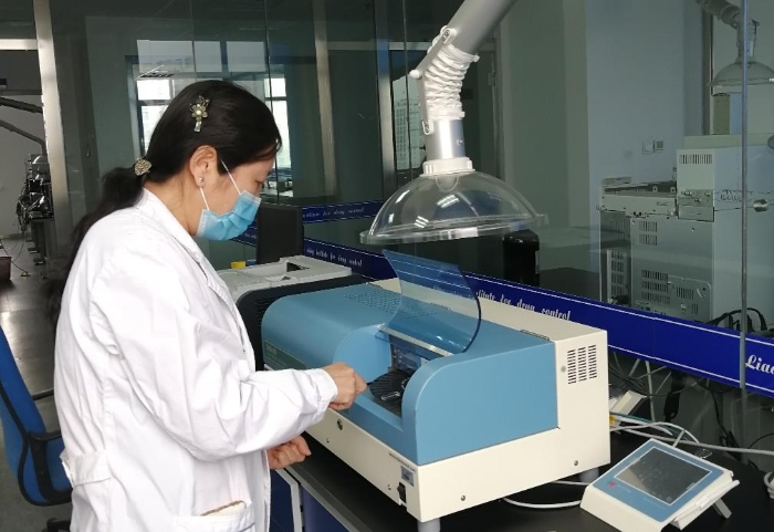 圖為化妝品檢驗人員在進行檢驗。（遼寧省藥檢院供圖）