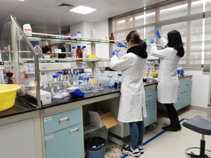 圖為深圳藥檢院工作人員正在實驗室檢驗。