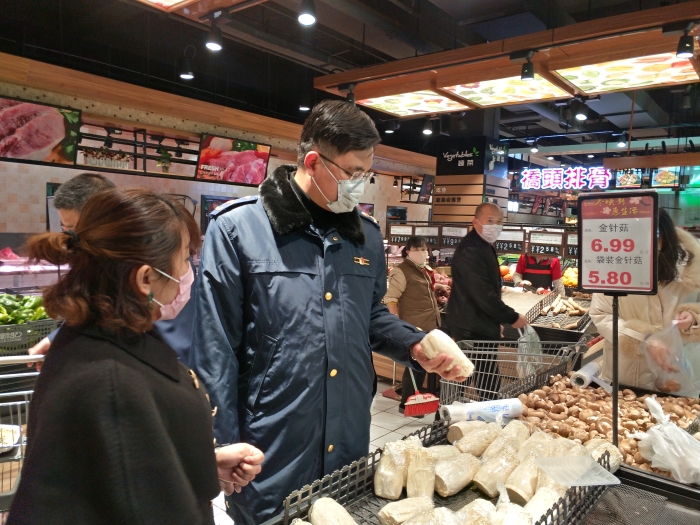 圖為李兵（左二）在超市檢查。