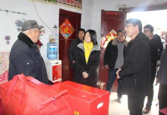 張艷琴（中）深入鎮村一線走訪。