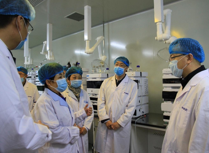 圖為山西省藥品監管局黨組書記、局長贠亞明(右一)在大同聽取藥品檢測能力建設情況。 圖為山西省藥品監管局黨組書記、局長贠亞明(右一)在大同聽取藥品檢測能力建設情況。