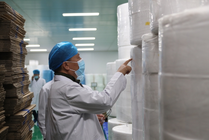 “五_一”小長(zhǎng)假期間,新疆維吾爾自治區(qū)藥監(jiān)局黨組書記、局長(zhǎng)張鈺祥 帶隊(duì)赴哈密市調(diào)研口罩生產(chǎn)企業(yè)。(馬少賓攝) “五_一”小長(zhǎng)假期間,新疆維吾爾自治區(qū)藥監(jiān)局黨組書記、局長(zhǎng)張鈺祥 帶隊(duì)赴哈密市調(diào)研口罩生產(chǎn)企業(yè)。(馬少賓攝)