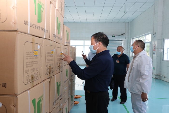 “五_一”小長(zhǎng)假期間,新疆維吾爾自治區(qū)藥監(jiān)局黨組書記、局長(zhǎng)張鈺祥(左一)帶隊(duì)赴哈密市調(diào)研口罩生產(chǎn)企業(yè)。(馬少賓攝) “五_一”小長(zhǎng)假期間,新疆維吾爾自治區(qū)藥監(jiān)局黨組書記、局長(zhǎng)張鈺祥(左一)帶隊(duì)赴哈密市調(diào)研口罩生產(chǎn)企業(yè)。(馬少賓攝)
