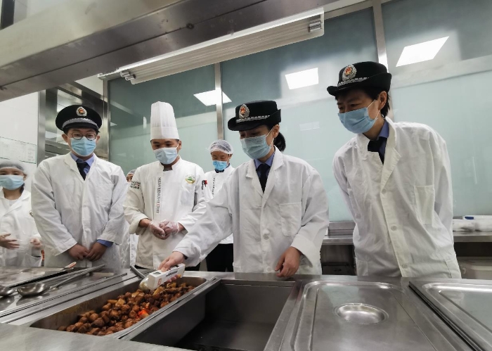 海淀區市場監管局監管人員測試菜品中心溫度。（中國食品藥品網記者王曉冬 攝）