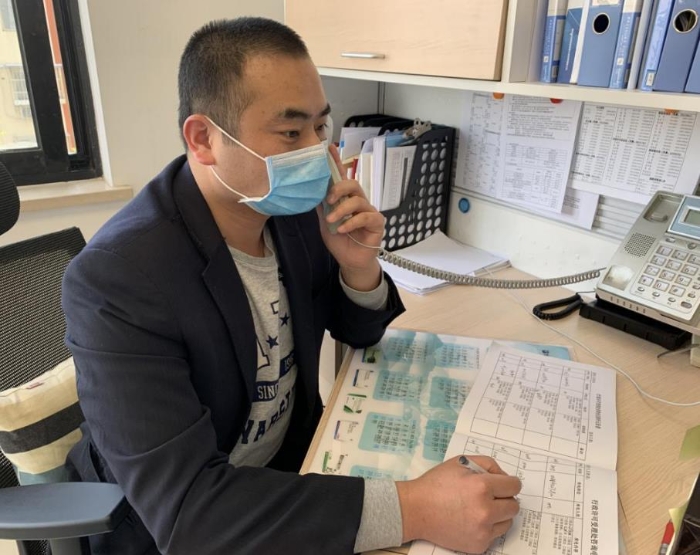 工作人員耐心解答行政相對人電話咨詢