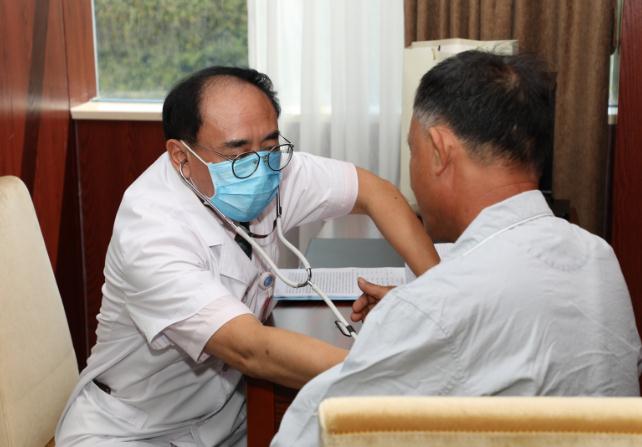 圖為彭大為為患者檢查。