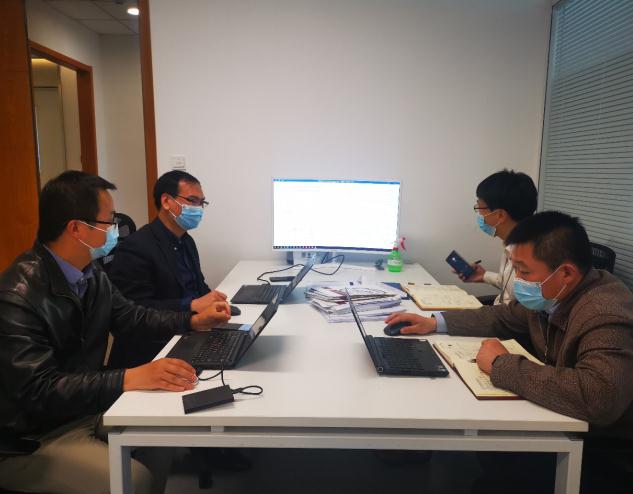 青年干部在討論核查工作