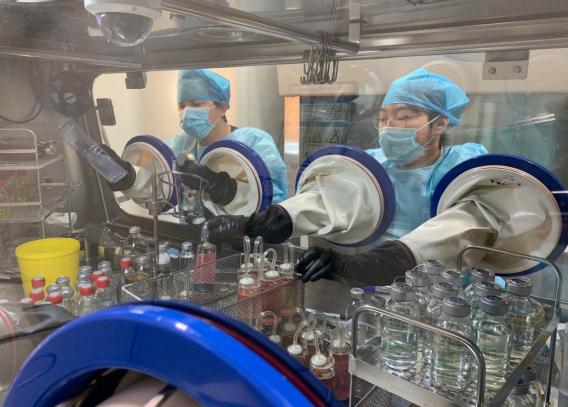 圖為正在做新冠疫苗無菌檢查試驗的胡玥(右) 圖為正在做新冠疫苗無菌檢查試驗的胡玥(右)